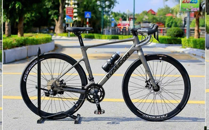 Xe Đạp Road POSEIDON PS650 - Khung Đúc Nguyên Khối, Tay Đề Lắc, Cối Nổ Lớn